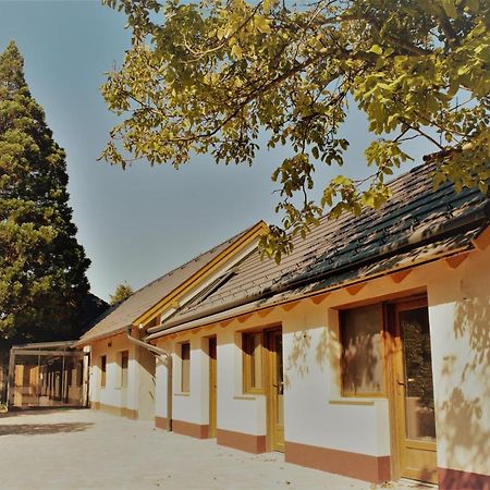 Mamutfenyő Panzió Acomodação com café da manhã Tata Exterior foto