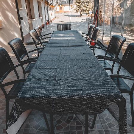 Mamutfenyő Panzió Acomodação com café da manhã Tata Exterior foto
