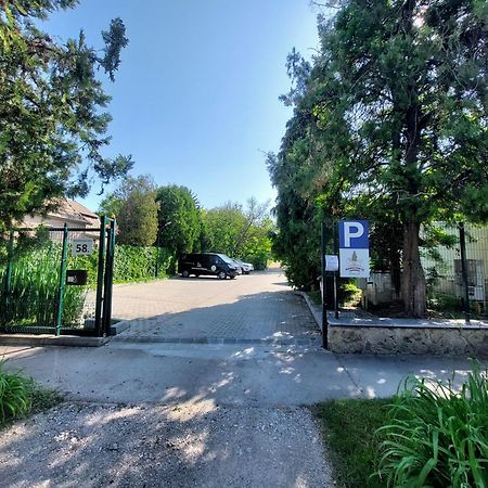 Mamutfenyő Panzió Acomodação com café da manhã Tata Exterior foto
