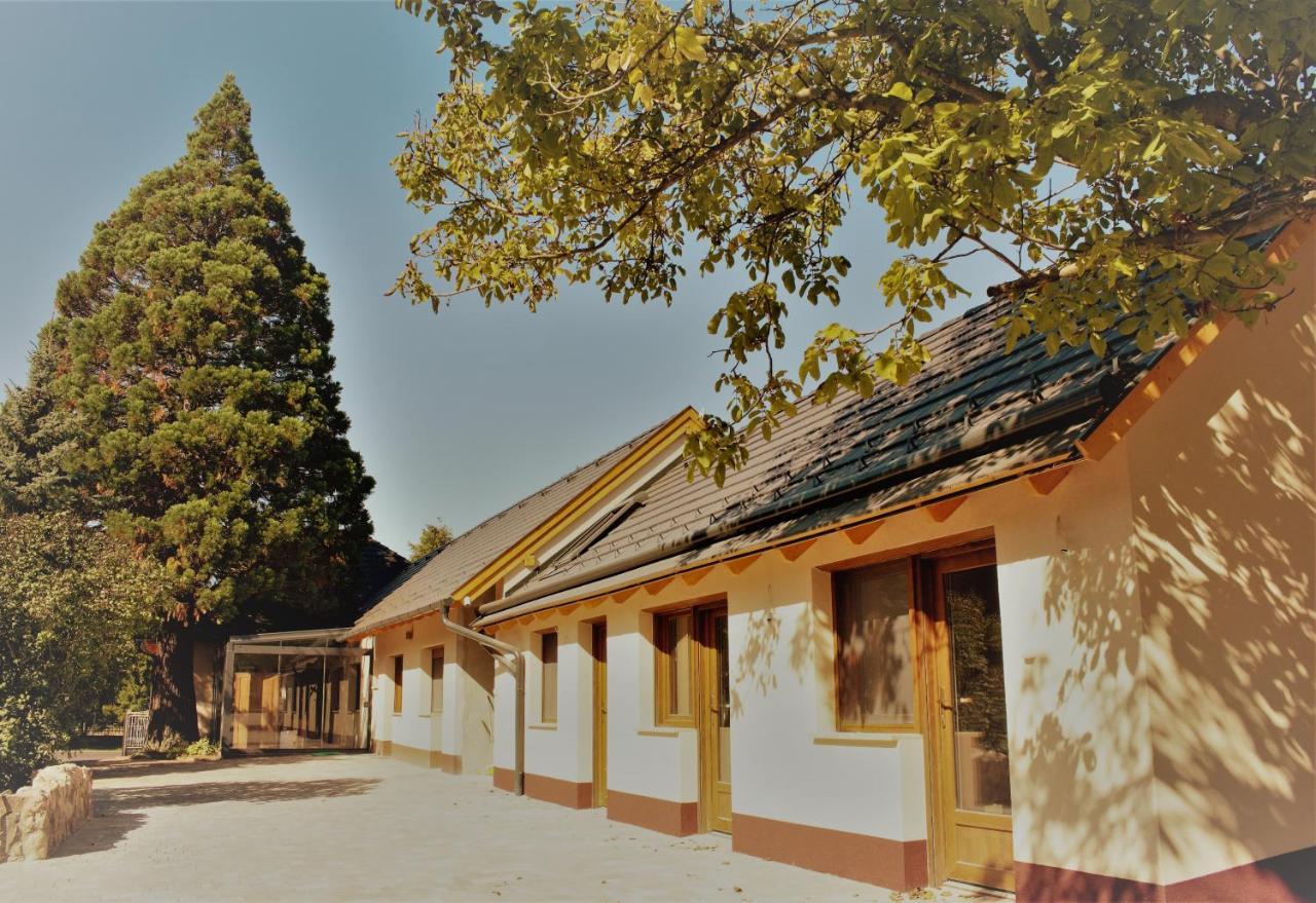 Mamutfenyő Panzió Acomodação com café da manhã Tata Exterior foto