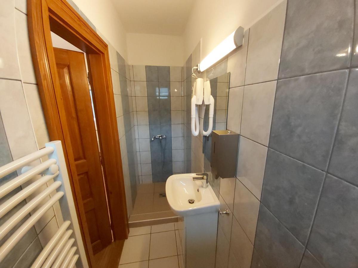 Mamutfenyő Panzió Acomodação com café da manhã Tata Exterior foto