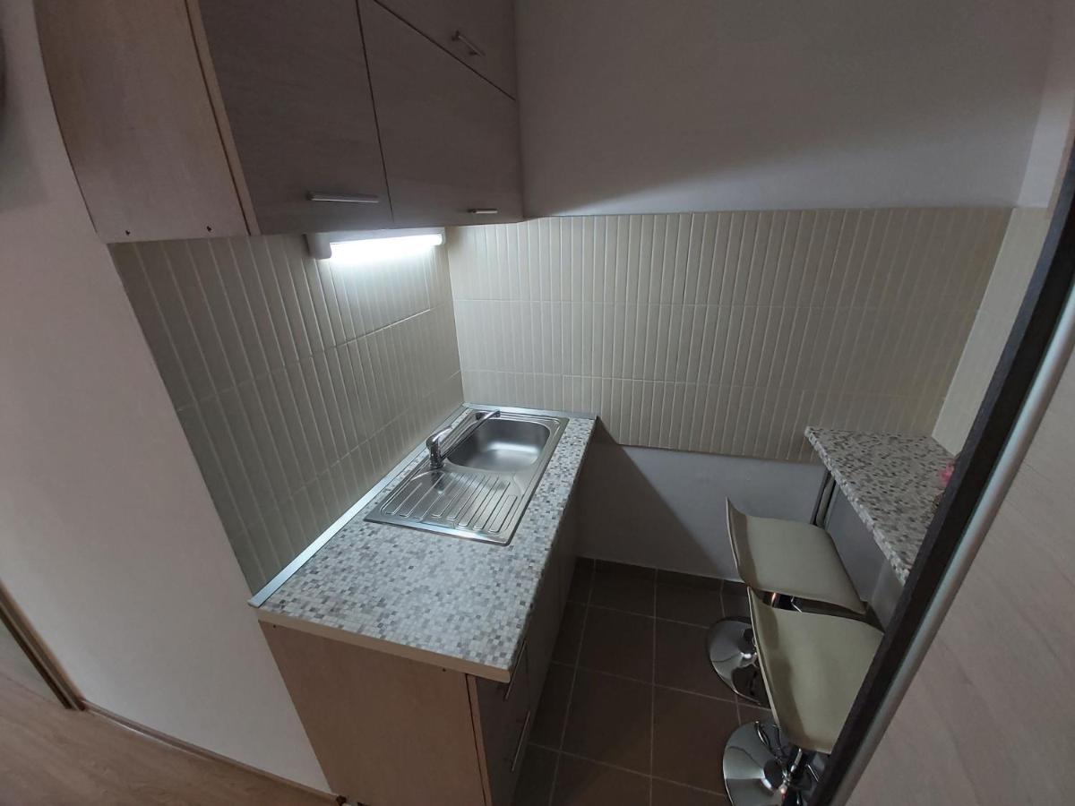 Mamutfenyő Panzió Acomodação com café da manhã Tata Exterior foto