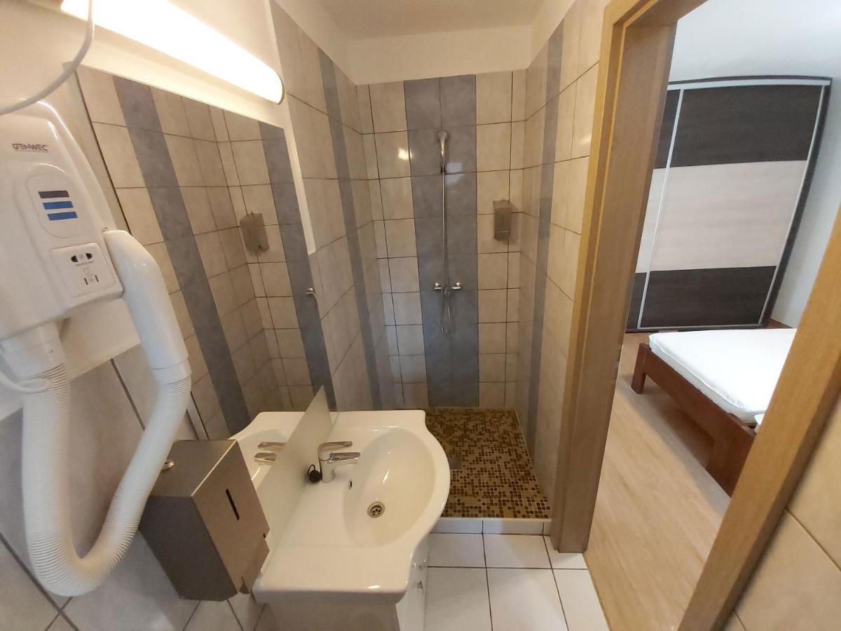 Mamutfenyő Panzió Acomodação com café da manhã Tata Exterior foto