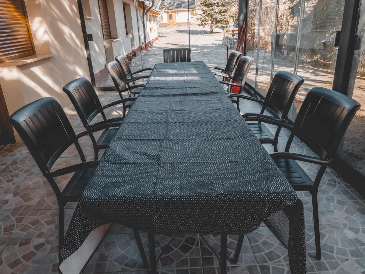 Mamutfenyő Panzió Acomodação com café da manhã Tata Exterior foto