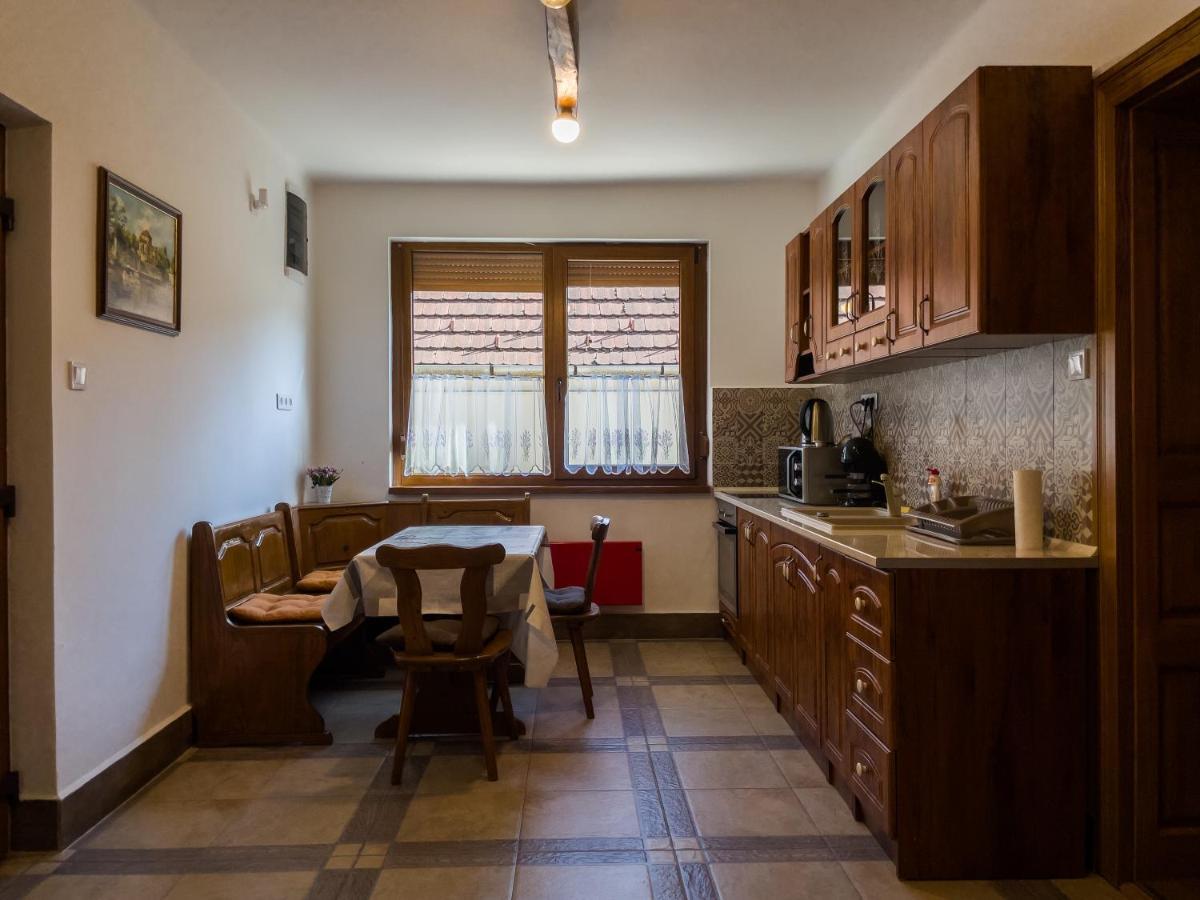 Mamutfenyő Panzió Acomodação com café da manhã Tata Exterior foto