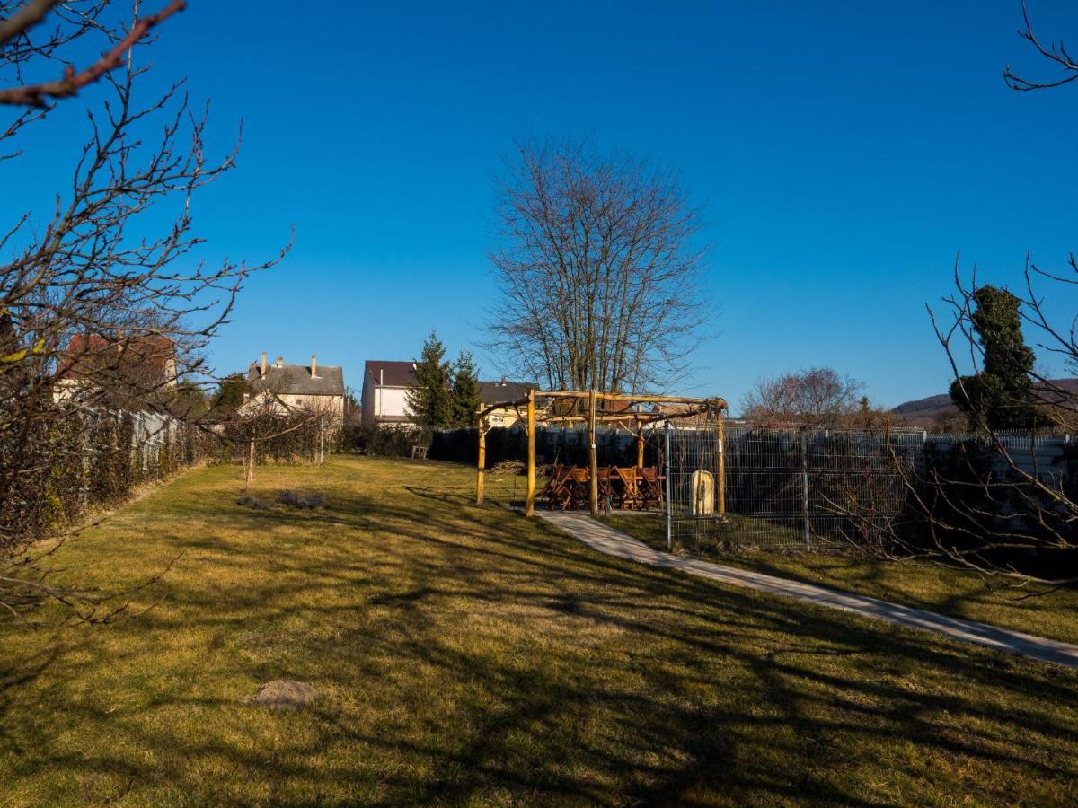 Mamutfenyő Panzió Acomodação com café da manhã Tata Exterior foto