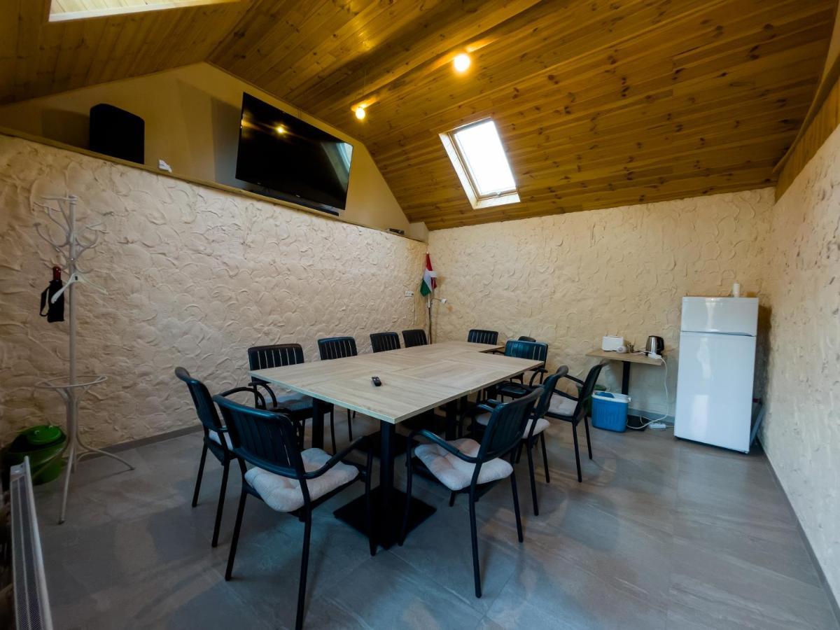 Mamutfenyő Panzió Acomodação com café da manhã Tata Exterior foto