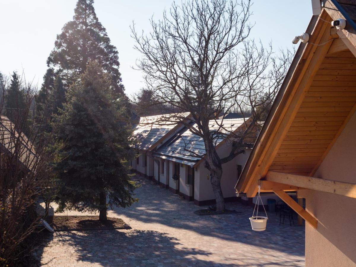 Mamutfenyő Panzió Acomodação com café da manhã Tata Exterior foto