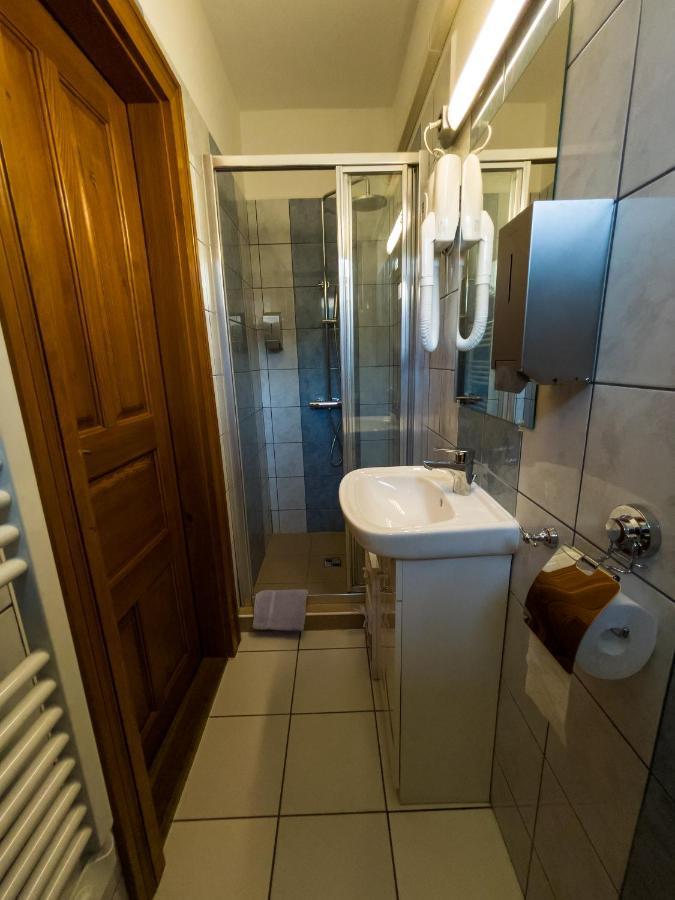 Mamutfenyő Panzió Acomodação com café da manhã Tata Exterior foto