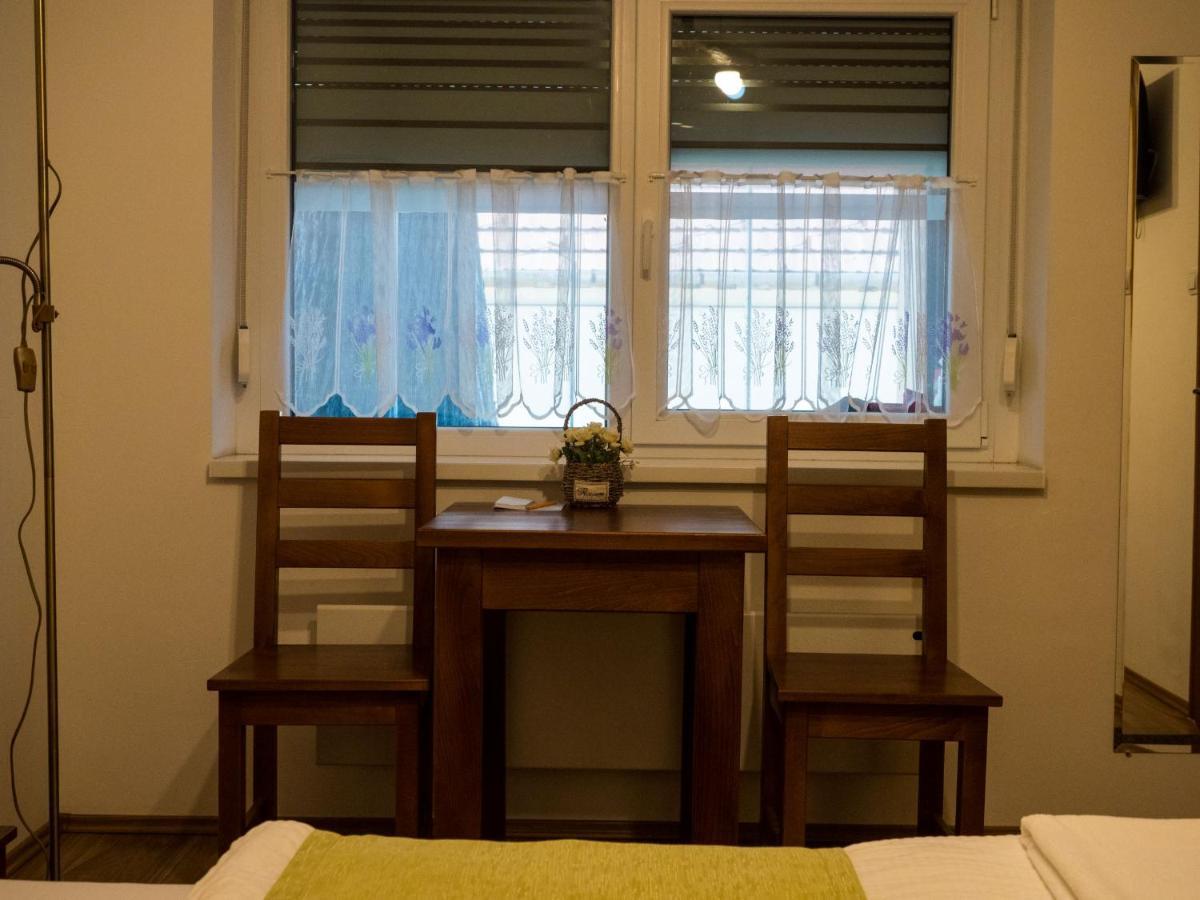 Mamutfenyő Panzió Acomodação com café da manhã Tata Exterior foto