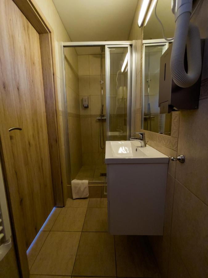 Mamutfenyő Panzió Acomodação com café da manhã Tata Exterior foto