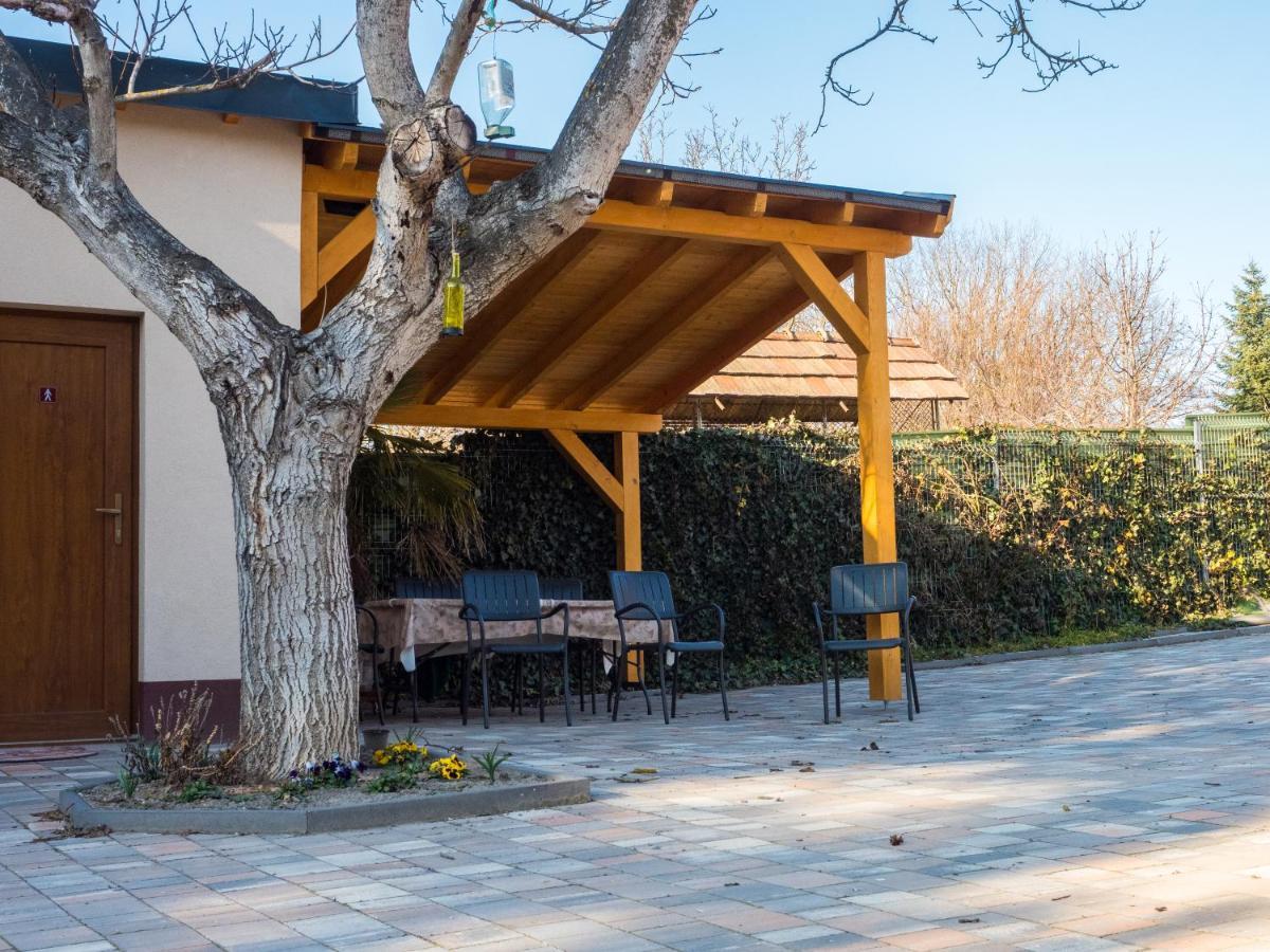 Mamutfenyő Panzió Acomodação com café da manhã Tata Exterior foto